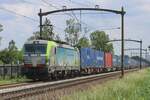 Bei der bekannte Bahnübergang in Hulten passiert am 5 Juni 2024 BLS 475 414 mit der aus Novara kommender Containerzug.