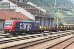 SBB Cargo 482 027 zieht ein Gleisbauzug in Erstf4eld ein am 6 Juni 2015.