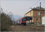 Auf der  Novara-Strecke  fährt die SBB Re 484 019 beim Stationsgebäude von Cuzzago vorbei Richtung Süden.