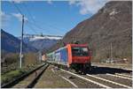 Die SBB Re 484 016 erreicht mit einer RoLa nach Novara den Bahnhof von Premosello Chiavenda.