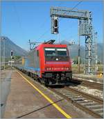 Die von SBB Cargo an  Cisalpino SA  vermietete SBB Re 484 015 erreicht mit einem CIS EC nach Milano den Bahnhof von Domodossola.