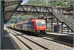 Die SBB Re 484 019 und eine weitere sind mit einem Güterzug Richtung Süden in Bellinzona unterwegs.