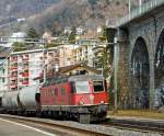 Der Spagetti kommt: SBB Re 6/6 11645 (neue UIC-Betriebsnummer Re 620 045) zieht einen Getreidezug Richtung Italien, hier am 26.02.2011 beim  Chteau de Chillon (Genfersee). Diese Loks haben eine Hchstgeschwindigkeit von 140 km/h und eine Dauerleistung von 7237 KW.