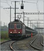 Die Re 620 059-6 übernimmt im Rangierbahnhof Biel eine Militärzug.