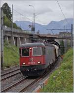 Die SBB Re 620 081-0 mit dem  Spagetti -Zug bei Villeneuve.