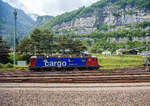 Die Re 620 021-6 “Taverne-Torricella“ (91 85 4620 021-6 CH-SBBC) der SBB Cargo AG, ex SBB Re 6/6 – 11621, ist am 28.05.2023 beim Bahnhof St-Maurice abgestellt, aufgenommen aus dem