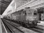 Die SBB Re 6/6 11626 (Re 620 026-5) Zollikofen mit  Schnauz  wartet in Lausanne mit einem Dienst Güterzug auf die Weiterfahrt in Richtung Palézieux. 
(Zur Zeit nur in  Handy Qualität  verfügbar)

14. Aug. 2024