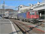 Die SBB Re 6/6 11622 (Re 620 022-4)  Suhr  wartet mit ihrem Güterzug in Lausanne auf die Weiterfahrt.