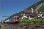 Kurz bevor sich bei Ligerz die Doppelspur zur Einspur verengt ist die SBB Re 6/6 11612 (Re 620 012-5)  Regensdorf  mit einen G�terzug auf dem Weg in Richtung Biel/Bienne. 

11.Juli 2025