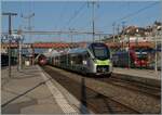 Schon fast zuviele des guten: W�hrend in Neuch�tel der BLS MIKA RABe 528 215 als IR nach La Chaux de Fonds auf die Abfahrt wartet, verschwindet im Hintergrund die SBB Re 6/6 11635 (Re 620 035-6)   Muttenz  und rechts im Bild erscheint zwischen den Masten die von SBB Cargo angemietete 193, die auf dem Weg in Richtung Biel/Bienne ist.

16. Juli 2026 