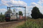 sbb-cargo-international-sbbci/899761/am-21-augustus-2025-passiert-sbbci Am 21 Augustus 2025 passiert SBBCI 193 549 mit ein Containerzug der Fotograf bei der Bahnübergang in Hulten. Das Bild wurde wie immer vom offenbarer Stelle gemacht und danach etwa geschnitten. Wer die betonen Overleitungsmasten will fotografieren soll sich ein etwas beeilen, weil innerhalb wenige Jahren werden diese ersetzt von modernere stahlen Masten.