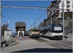 In Chamby kreuzen sich der mit einer  Alpina Komposition  (Serie 9000) geführte Regionalzug 2224 von Montreux nach Zweisimmen und der MOB Belle Epoque 2217 von Zweisimmen nach Montreux mit einer GDe 4/4 (Serie 6000) an der Spitze.
27. März 2017