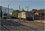 Ein MOB Güterzug (Dienstzug) verlässt Blonay Richtung Chamby mit der schiebenden MOB GDe 4/4 6001.
