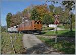 Erneut bei Chaulin, diesmal in der Gegenrichtung (und somit im besten Licht) fährt die Bernina Bahn RhB Ge 4/4 81 der Blonay Chamby Bahn mit ihrem Reisezug in Richtung Chamby.