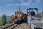 Die RhB Ge 2/2 161 und die (leider nur teilweise sichtbare) RhB Ge 4/4 182 erreichen als Gastloks des Blonay-Chamby Bernina Festivals den Bahnhof von Chamby.