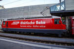 Die RhB Ge 4/4 III 647 „Grüsch“ («BoBo 3») mit Eigenwerbung / großem Logo RhB Rhätische Bahn - Ferrovia retica - Viafier retica am 07 September 2021 im Bahnhof