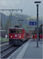 Die RhB Ge 6/6 II 703 erreicht mit ihrem Albula-Schnellzug nach Chur den Bahnhof Bergün / Bravuogn.