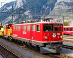   Die RhB Ge 6/6 II 706 „Disentis/Mustér“ der kalten kalten RhB Tm 2/2 - 116 und einem Bauzug am 01.11.2019 im Rbf Chur (aufgenommen aus einem Zug herraus).