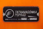 Fabrikschild Tatravagónka Poprad (Slowakei), 2019, Fabriknummer 028, an dem vierachsigen Containertragwagen 48‘ («5L» Tragwagen) 33 85 4505 208-0 CH-WASCO der Gattung Sgmmns 54‘, am 16 Juli 2025 im Zugverbund bei einer Zugdurchfahrt mit Hp 0 Halt im Bahnhof Kirchen/Sieg.