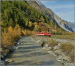 Im flachen Tal bei Täsch lässt sich der MGB Zugverkehr bei einem gemütlichen Spaziergang ausgezeichnet fotografieren: Eine HGe 4/4 erreicht mit einem Regionalzug von Brig nach Zermatt in Kürze Täsch.