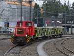 Die MGB Schöma Tm 2/2 4971 rangiert am 23.05.2012 mit einigen Güterwagen im Bahnhof von Andermatt.