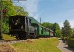 Die Antwort eines Schattenfotografen - Pfingstdampf Festival bei der Museumsbahn Blonay-Chamby: Die G 3/3 Dampftenderlokomotiven BAM Nr. 6  kommt am 27. Mai 2012 Chalin nach Blonay herunter.