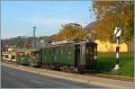 Ein Treibwagen der Genfer Trambahn zieht bei Blonay einen der letzten Züge in der Saison 2011 Richtung Chamby.