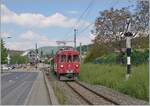Der RhB Bernina Bahn ABe 4/4 I N° 35 verlässt Blonay in Richtung Chamby und passiert in Kürze das Ausfahrsignal von Blonay (Hippschen Wendescheibe). 

7. Mai 2022