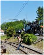 - Erwischt - In Chaulin huscht ein BB Fotograf ber die Gleise der Museumsbahn.