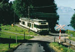 BC/MVR: Unbewachter Bahnübergang bei Cornaux-VD der Museumsbahn Blonay-Chamby im Sommer 1998.