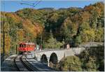 Herbst - und noch immer ist es ziemlich trocken; zwar dürfen die Blonay-Chamby Dampfzüge verkehren, doch muss jeweils ein Löschzug dem Dampfzug folgen. Das Bild zeigt den RhB Bernina Bahn ABe 4/4 I 35 mit dem Xe 2/2 N° 1 auf dem Baie de Clarnes Viadukt auf der Fahrt Richtung Blonay. 14. Oktober 2018