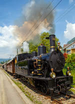 
50 Jahre BC - MEGA STEAM FESTIVAL der Museumsbahn Blonay–Chamby:
Die schöne ex SBB Brünigbahn Tal-Dampflok G3/4 208 der Ballenberg Dampfbahn fährt am 19.05.2018 mit einem Zug von Blonay nach Chaulin (Depot der Museumsbahn Blonay–Chamby) hinauf.

Die G3/4 208 wurde 1913, als letzte der Serie von 8 Stück (201 bis 208), von der Schweizerische Lokomotiv- und Maschinenfabrik (SLM) in Winterthur unter der Fabriknummer 2403 gebaut und an die SBB Brünig Bahn für die Tallinien (Flachstrecke) zwischen Interlaken-Meiringen und Luzern– Giswil geliefert. Nach der Ausrangierung 1965 wurde sie an den Verein Freunde der Dampflok (ab 1974 Ballenberg Dampfbahn) verkauft. Beim Brand der Remise in Interlaken am 16. November 2013 wurde die Lok schwer beschädigt.

Die Dampflokomotiven G 3/4 der Serie 201–208, der Bauart Mogul mit der Spurweite von 1.000 mm, wurden von 1905 bis 1913 von den Schweizerischen Bundesbahnen (SBB) auf der Brünigbahn, ihrer einzigen schmalspurigen Bahnlinie, eingesetzt. Die Tenderlokomotiven waren teilweise bis 1965 in Betrieb. Die Lokomotiven sollten die aus der Eröffnungszeit stammenden dreiachsigen JBL G 3/3 unterstützen, die bis dahin alleine den Zugsverkehr auf den Talstrecken der Brünigbahn geleistet hatten. Mit der Lieferung dieser letzten baugleichen Maschine, ersetzten die G 3/4 die inzwischen überholten G 3/3 Dampflokomotiven aus der Gründungszeit endgültig. Bis zur Elektrifizierung der Brüniglinie 1941–1942 bildeten die G 3/4 Dampflokomotiven das Rückgrat auf den Flachstrecken. Um Wasser und Kohle zu sparen, wurden Mitte der 1920er Jahre Lok 201 bis 207 auf Heißdampf umgebaut, während die Lok 208 bereits ab Werk als Heißdampf-Lok geführt worden war.

Ein Jahr nach Abschluss der Elektrifikation wurde die Nummer 202 ausrangiert und abgebrochen. Die 1947 ausrangierten Lokomotiven Nr. 203–205 wurden zusammen mit zwei Bergmaschinen des Typs HG 3/3 an die Thessalische Eisenbahnen in Griechenland abgetreten. Die Lok 203 wurde 2007 das letzte Mal in Volos in schrottreifem Zustand gesichtet. Die Lok 201 wurde 1947 zerlegt. Ebenfalls dem Schneidbrenner zum Opfer fielen die Loks 206 (1957) und 207 (1965). Durch den Umstand, dass ein paar Eisenbahnenthusiasten im Jahr 1965 den Erhalt zweier SBB Schmalspurdampflokomotiven forderten, wurde die Lok 208 nicht abgebrochen. Zusammen mit den Bergmaschine HG 3/3 1067 und 1068 wurde sie aufgearbeitet und steht seither wieder unter Dampf bei der Ballenberg.

Konstruktion der G 3/4 der SBB Brünigbahn:
Gegenüber den alten dreiachsigen Dampflokomotiven wurde ein Bisselgestell in Fahrtrichtung vorne angebracht. Es trug zu einem ruhigen Fahrverhalten der Lok bei. Die beiden Zylinder waren waagrecht außen am Rahmen, zwischen der Lauf- und ersten Kuppelachse angebracht. Die Triebstange treibt die mittlere Achse an, welche über Kuppelstangen die beiden anderen Achsen antreibt.

Der Kessel liegt auf einer Höhe von 1.900 mm über Schienenoberkante auf. Auf ihm befinden sich sowohl ein Sanddom wie ein Dampfdom mit innen liegenden Einströmrohren. Auf dem Dampfdom befinden sich zwei Pop-Sicherheitsventile. Der Sand wurde mit einem Druckluftsandstreuer der Bauart Leach, vor der Triebachse auf die Schienen gebracht.

Mit diesen Lokomotiven konnte in der Schweiz die Höchstgeschwindigkeit für schmalspurige Dampflokomotiven erstmalig erhöht werden. 1930 stieg sie von 45 auf 55 km/h und 1936 schließlich auf 60 km/h an.

TECHNISCHE DATEN (der G 3/4 208):
Hersteller: SLM
Baujahr: 1913 
Spurweite: 1.000 mm (Meterspur)
Achsformel: 1'C
Länge über Puffer: 8.530 mm
Fester Radstand: 2.900 mm
Gesamtradstand: 4.900 mm
Dienstgewicht: 32,3 t (208)
Höchstgeschwindigkeit: 60 km/h)
Treibraddurchmesser: 1.050 mm
Zylinderanzahl: 2
Zylinderdurchmesser: 340 mm
Kolbenhub: 500 mm
Kesselüberdruck: 12 bar
Wasservorrat: 3,5 m³
Kohlevorrat: 0,8 t
Bremse: Westinghouse-Differenzialbremse
Kupplungstyp: +GF+ (bis 1941 Zentralkupplung Typ Brünig)