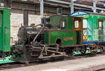 b-c-blonay-chamby/720751/die-ehemalige-dampflokomotive-rbb-g-33 
Die ehemalige Dampflokomotive RbB G 3/3 Nr. 1 'Le Doubs' der Museumsbahn Blonay-Chamby, hier am 27.05.2012 in der Halle der (BC) in Chaulin.

Die Lok wurde 1890 von SLM (Schweizerische Lokomotiv- und Maschinenfabrik) unter der Fabriknummer 618 gebaut und an die kleine Bahngesellschaft Régional des Brenets geliefert. Am Fabrikschild steht auch der französische Name der SLM „Societe Suisse pour la construction de locomotives et de la Machines“

Das Ende des 19. Jahrhunderts war das goldene Zeitalter der dampfenden Lokalbahnen. So wurde am 1. September 1890 von der Chemin de fer Régional des Brenets (RdB) die meterspurige ca. 4 km lange Bahnstrecke von Le Locle (beginnt neben dem Normalspurigen der SBB) nach Les Brenets eingeweiht, um vor allem Touristen die in die kleine Gemeinde zu bringen. Les Brenets ist ein beliebtes Ausflugsziel dank seiner schönen Lage, dem Lac des Brenets und dem am Doubs unterhalb des Sees liegenden 27 m hohen Wasserfall Saut du Doubs. 

Drei kleine Lokomotiven teilen sich den Betrieb, die 1 'Le Doubs', 2 'Père Frédéric' und 3 'Les Brenets. Das weitere Rollmaterial bestand aus 8 Personenwagen und 2 Güterwagen.

Aufgrund der schlechten wirtschaftlichen Lage wurde auf Basis des Privatbahnhilfegesetzes von 1939 die Fusion mit der ebenfalls meterspurigen Ponts–Sagne–Chaux-de-Fonds-Bahn (PSC) in die Wege geleitet, obwohl keine Gleisverbindung zu dieser besteht. Umgesetzt wurde die Fusion 1947, woraus die Chemins de fer des Montagnes Neuchâteloises (CMN) entstand. Unter der CMN wurde die Bahnstrecke Le Locle–Les Brenets modernisiert und der elektrische Betrieb unter 1500 Volt Gleichstrom mit neuem Rollmaterial am 1. Juli 1950 aufgenommen. Seit 1999 wird die isolierte Bahnlinie von der Transports Publics Neuchâtelois (TransN) betrieben.

Nach der Elektrifizierung im Jahr 1950 wurden die Lokomotive 1 sowie die Wagen AB 2 und BD 21 an die SBB zur Aufnahme in die Sammlung des Luzerner Museums gespendet. Da Platz fehlte, wurde das Rollmaterial in Vallorbe abgestellt und 1973 an die Blonay-Chamby ausgeliehen. 1976 gingen die Lokomotive und Wagen in den Besitz der BC über. 

Überraschenderweise wurde bei der Elektrifizierung der Strecke 1950 keine Dampflokomotive abgerissen, und alle drei Maschinen haben bis heute überlebt. Die G 3/3 2 'Le Père Frédéric' steht als Denkmal überdacht in Les Brenets.

TECHNUISCHE DATEN:
Baujahr: 1890
Hersteller: SLM  (Fabrik-Nr. 618)
Spurweite: 1.000 mm
Achsformel: C
Länge über Puffer: 5.210mm
Achsabstand: 1.800 mm (2 x 900mm)
Dienstgewicht: 16 t
Anzahl der Zylinder: 2
Zylindergröße: Ø 240 mm x 350 mm Kolbenhub
Treibraddurchmesser: 750 mm
Höchstgeschwindigkeit: 25 km/h
Kesselüberdruck: 12 bar
Kohlevorrat: 0,5 t
Wasservorrat: 1,8 m³
