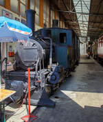 Nochmal von vorne, die ehemalige Dampflokomotive RbB G 3/3 Nr. 1  Le Doubs  der Museumsbahn Blonay-Chamby, hier am 27.05.2023 in der Halle der (BC) in Chaulin.