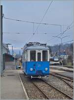 Mitten im Winter steht der Blonay Chamby Bahn TL Ce 2/3 28 abgebügelt in Blonay.