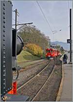 La DER du Blonay Chamby 2024 - w�hrend links im Bild die Nieten der SEG G 2x 2/2 105 ins Bild reichen, erreicht im Hintergrund der RhB ABe 4/4 I 35 von Chaulin kommend den Bahnhof von Blonay.

27. Okt. 2024