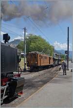 Festival Suisse de la vapeur / Schweizer Dampffestival 2026 - links im Bild und nur angeschnitten wartet die SEG G 2x 2/2 105 der Blonay Chamby Bahn wartet auf den Gegenzug der mit der RhB Ge 4/4 81 der Blonay Chamby Bahn gerade Blonay erreicht.  

25. Mai 2026