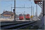 Ein Blick in den Bahnhof von Le Sentier Orient zeigt den Steuerwagen ABt 5 85 80 33 3758-7 des ausnahmsweise hier abgestellten Schülerzuges und den Tem III 329 (97 85 1220 329-7).