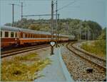 Die SBB Re 6/6 11645  Colombier  ist mit dem IC 20383  Barbarossa  auf dem Weg in den Süden und infolge einer Betriebsstörung auf der Stammstrecke via Freiamt unterwegs und erreicht hier die