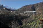 Ein FART Centovalli-Express Be 4/8 im Regionalzugsdienst Locarno - Camedo - Locarno auf der 132 Meter langen Isorno Brücke bei Intragna.