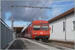 In Bonfol wartet der CJ Regionalzug R51 auf die Abfahrt nach Porrentruy.