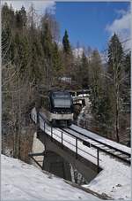 Ein MOB  Alpina  Regionalzug von Montreux nach Zweisimmen zwischen Sendy-Sollard und Les Avants.
03. Feb. 2018