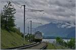 Unter dunklen Wolken auf dem Weg nach Montreux ist dieser MOB  Lenkerpendel  als Regionalzug 2209 kurz nach Planchamp. 

2. Mai 2020