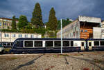 Der MOB GPX - GoldenPass Express Premium-/1.Klasse Steuerwagen Ast 183 (96 85 8300 183-7 CH-MOB) mit variablem Drehgestell (EV18) der Montreux-Berner Oberland-Bahn AG) abgestellt am 26.