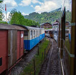 Der ehemalige Personenwagen MOB B⁴ 61 und der Triebwagen ex MOB De 4/4 26, am 28 Mai 2012 in Saanen, aufgenommen aus fahrendem Zug.