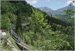 Ein MOB Ge 4/4 Serie 8000 ist mit einem Panoramic Express auf dem Weg nach Montreux und konnte auf der 93 Meter langen Pont Gardiol über den Bois des Chenaux fotografiert werden.

17. Mai 2020