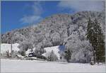 In der herrlich verschneiten Winterlandschaft bei Les Avants erreicht der CEV MVR ABeh 2/6 7507 von Montreux kommend in Kürze den Bahnhof von Les Avants und somit das Ziel seiner Fahrt.