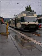 Der CEV GTW Be 2/6 7001  Vevey  und sein Spiegelbild in Blonay. 
25. Aug. 2013