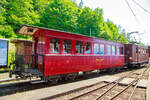 Der vierachsige 3.Klasse Großraum-Plattformwagen C4 7 der Museumsbahn Blonay-Chamby (beschriftet jedoch als B 7), ex NStCM C 7, am 27.05.2023 im Museumsareal in Chaulin. der Museumsbahn Blonay-Chamby. 

Der Wagen wurde 1910 für die französische Chemins de Fer de Haute Saône vom Hersteller Ateliers de construction du Nord de la France (ANF Blanc-Misseron) als Salonwagen A7 gebaut. 1934wurde er von der Le Morez - La Cure (MLC) gemietet und 1938 endgültig gekauft. Im Jahr 1946 übernahm ihn die Chemin de fer Nyon–St-Cergue–Morez (NStCM), die Polstersitze wurden durch Holzbänke ersetzt und der Wagen wurde zum C 7. Die Museumsbahn Blonay-Chamby konnte den Wagen 1993 erwerben.

TECHNISCHE DATEN:
Baujahr: 1910
Hersteller: ANF Blanc-Misseron
Spurweite: 1.000 mm (Meterspur)
Achsanzahl: 4
Länge über Puffer: 10.940 mm
Länge Wagenkasten: 10.000 mm (mit Plattformen)
Drehzapfenabstand: 5.600 mm
Achsabstand im Drehgestell: 1.240 mm
Eigengewicht: 8,5 t
Sitzplätze: 30