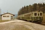RBS/SZB: Als die SZB zwischen Solothurn und Bern noch  GRÜN  unterwegs war. Mit etwas Fotografenglück bekam man auch noch im April 1984 einen grünen Zug VOR-DIE-LINSE. Zu dieser Zeit wurde auch noch die Haltestelle Küttigkofen-Kräiligen mit der Bahn bedient.
Foto: Walter Ruetsch 